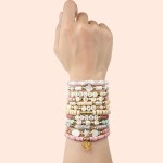 Dowsabel Kit de 3 boîtes de perles en argile pour fabrication de bracelets, 10 800 perles pour la fabrication de bijoux, perles de lettres pour bracelets d'amitié, cadeaux d'art et d'artisanat pour filles et adultes