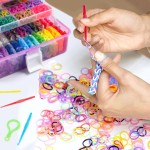 INSCRAFT Plus de 17 500 élastiques à tisser en caoutchouc avec récipient à 3 couches, 28 couleurs, 600 clips en S, 352 perles, 40 pendentifs de dessin animé, kit de recharge pour la fabrication de bracelets pour enfants INSCRAFT Plus de 17 500 élastiques à tisser en caoutchouc avec récipient à 3 couches, 28 couleurs, 600 clips en S, 352 perles, 40 pendentifs de dessin animé, kit de recharge pour la fabrication de bracelets pour enfants