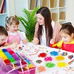 INSCRAFT Plus de 17 500 élastiques à tisser en caoutchouc avec récipient à 3 couches, 28 couleurs, 600 clips en S, 352 perles, 40 pendentifs de dessin animé, kit de recharge pour la fabrication de bracelets pour enfants INSCRAFT Plus de 17 500 élastiques à tisser en caoutchouc avec récipient à 3 couches, 28 couleurs, 600 clips en S, 352 perles, 40 pendentifs de dessin animé, kit de recharge pour la fabrication de bracelets pour enfants